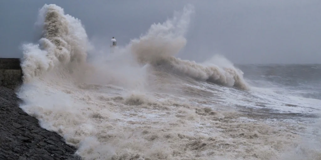 A,Huge,Winter,Storm,Hitting,The,Coast,Of,The,Uk., vinterstorm, uvær, uvejr, vind, bølger