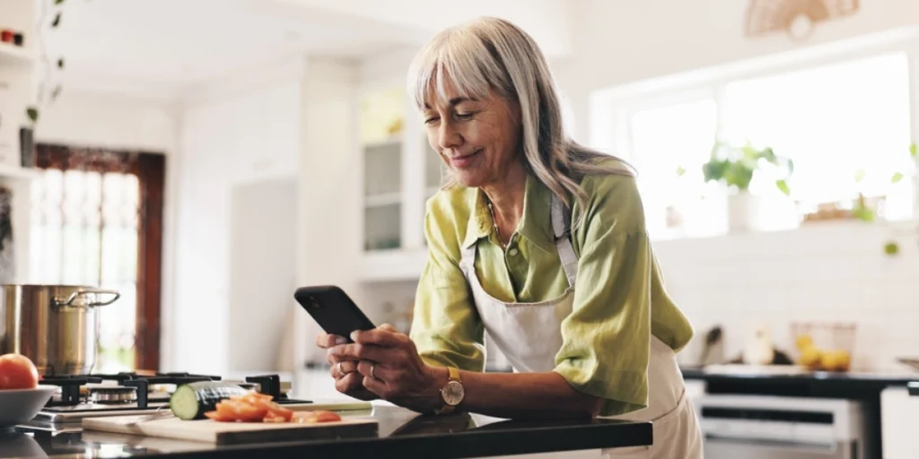 Cooking,,Phone,And,Reading,Of,Woman,In,Kitchen,mobiltelefon i kjøkkenet køkkenet