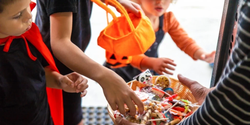 Children,Collecting,Candy,For,Halloween. Slik, godteri, smågodt, trick or treat, slik eller ballade, knask eller knep