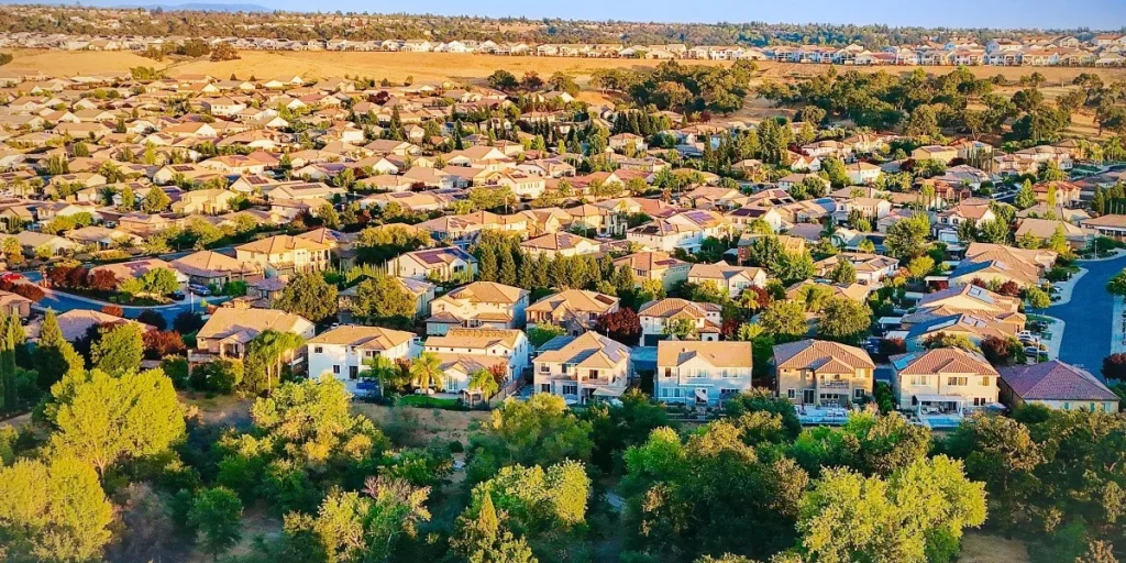 Aerial drone view of Northern California suburban neighborhood, huse, Californien, villakvarter