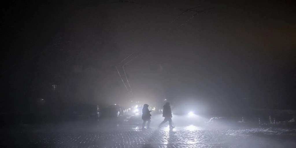 Kyiv, Ukraine, Pedestrians, Blackout, November 2022, Curfew, Light masking