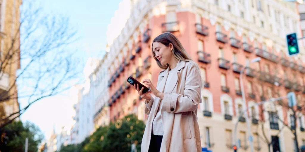Young Woman with phone in Madrid, travel, vacation, mobile phone, reise, rejse, ferie, mobiltelefon