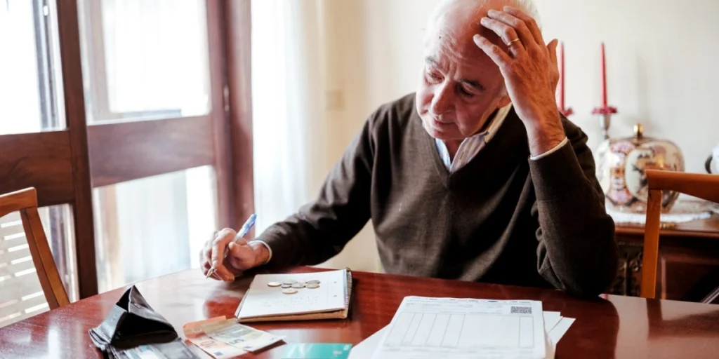Senior,Man,Calculating,Expenses,With,Bills,poor, economy, save money, budget, eldre mann med lite penger, dårlig økonomi, mann lager budsjett, ældre mand med lidt penge