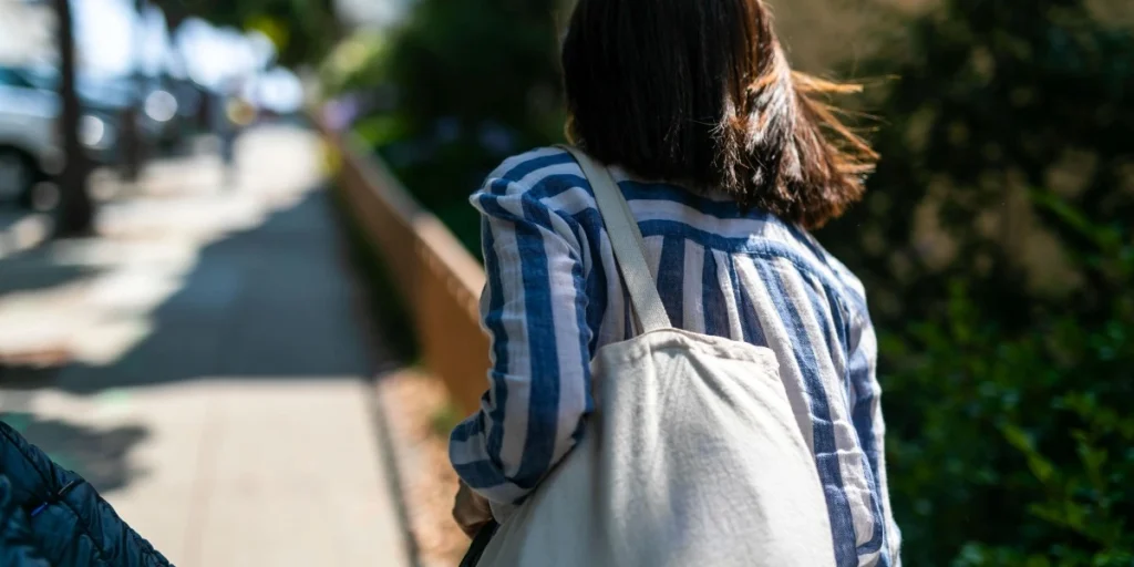 Woman walking with tote bag, skuldertaske, kvinde