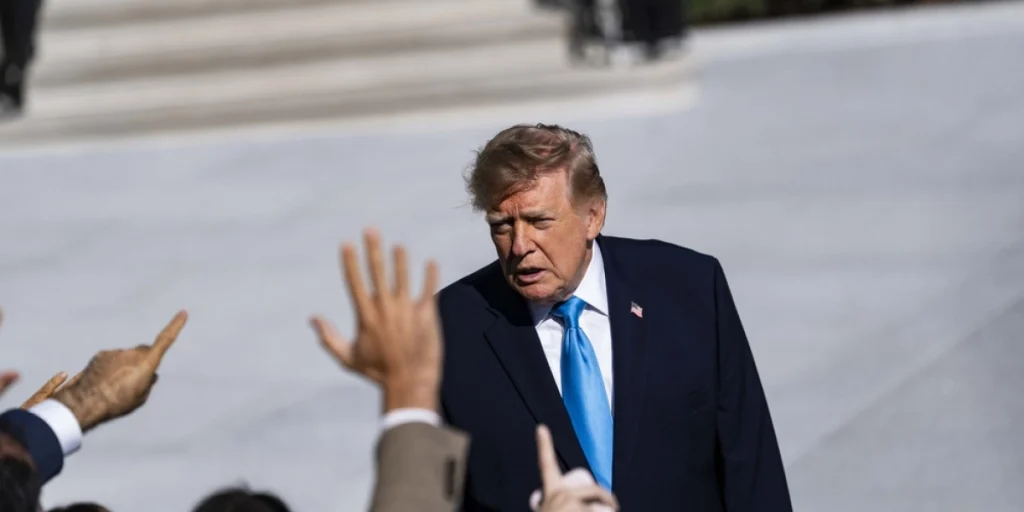 Trump åbnede jakken foran kameraerne: Nu taler alle om pinlig detalje