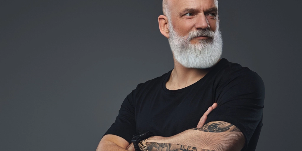 Man med skägg i svart t-shirt